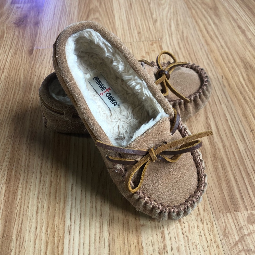 Minnetonka Moccasins Leather Faux Fur Lining Slip-on Hard Bottom Shoes Loafers